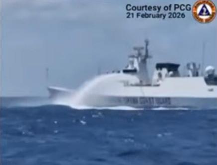 开炮真管用！中国海警船果断开炮，菲律宾50多艘舰船立即鸟兽散，夺命而逃！新华