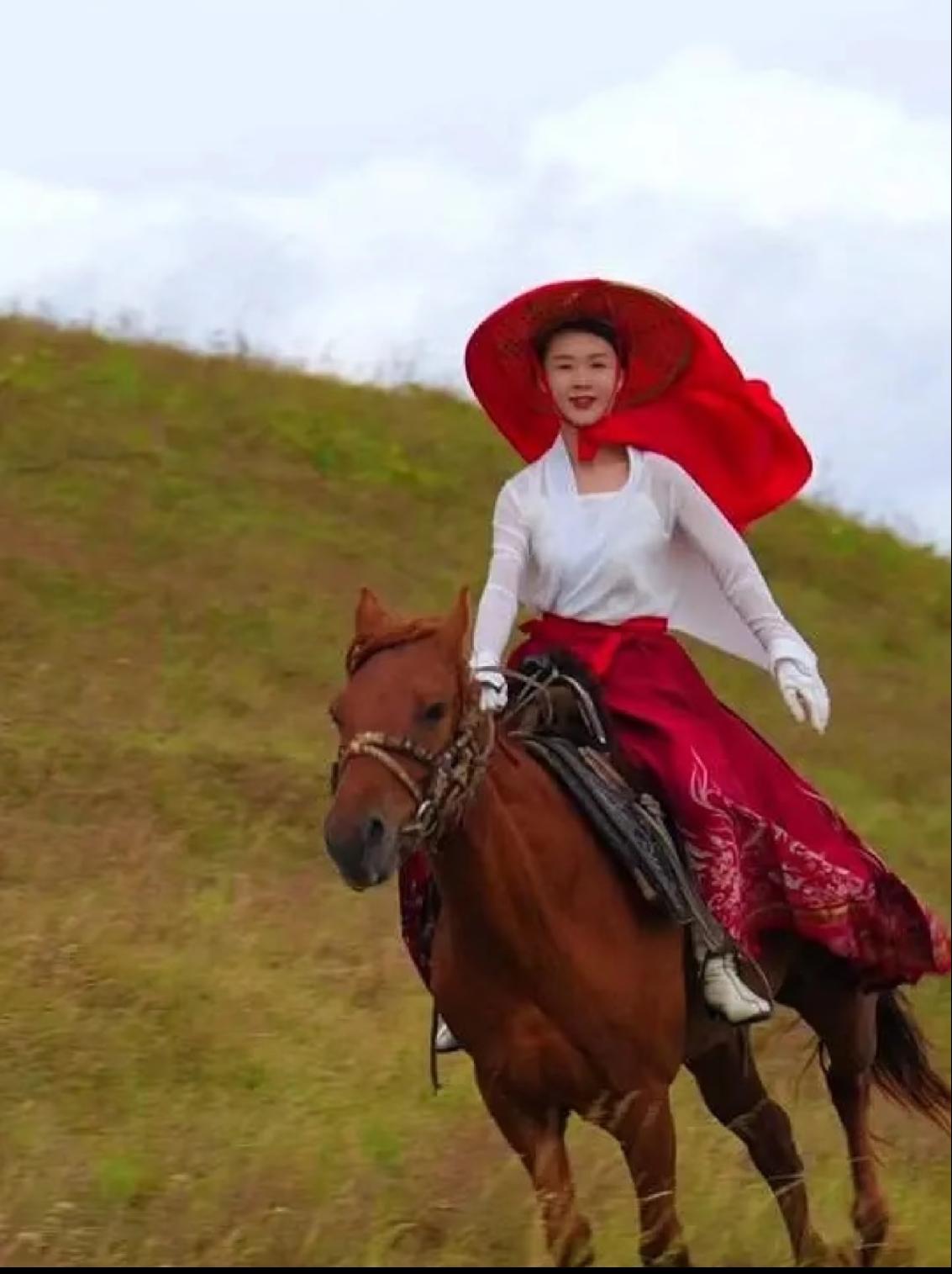 “你以为你美得很啊？你就是只猴子！”贺娇龙刚骑马走红那会儿，就有人这样取笑她