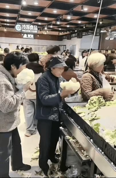 超市里大妈怎么下得了嘴