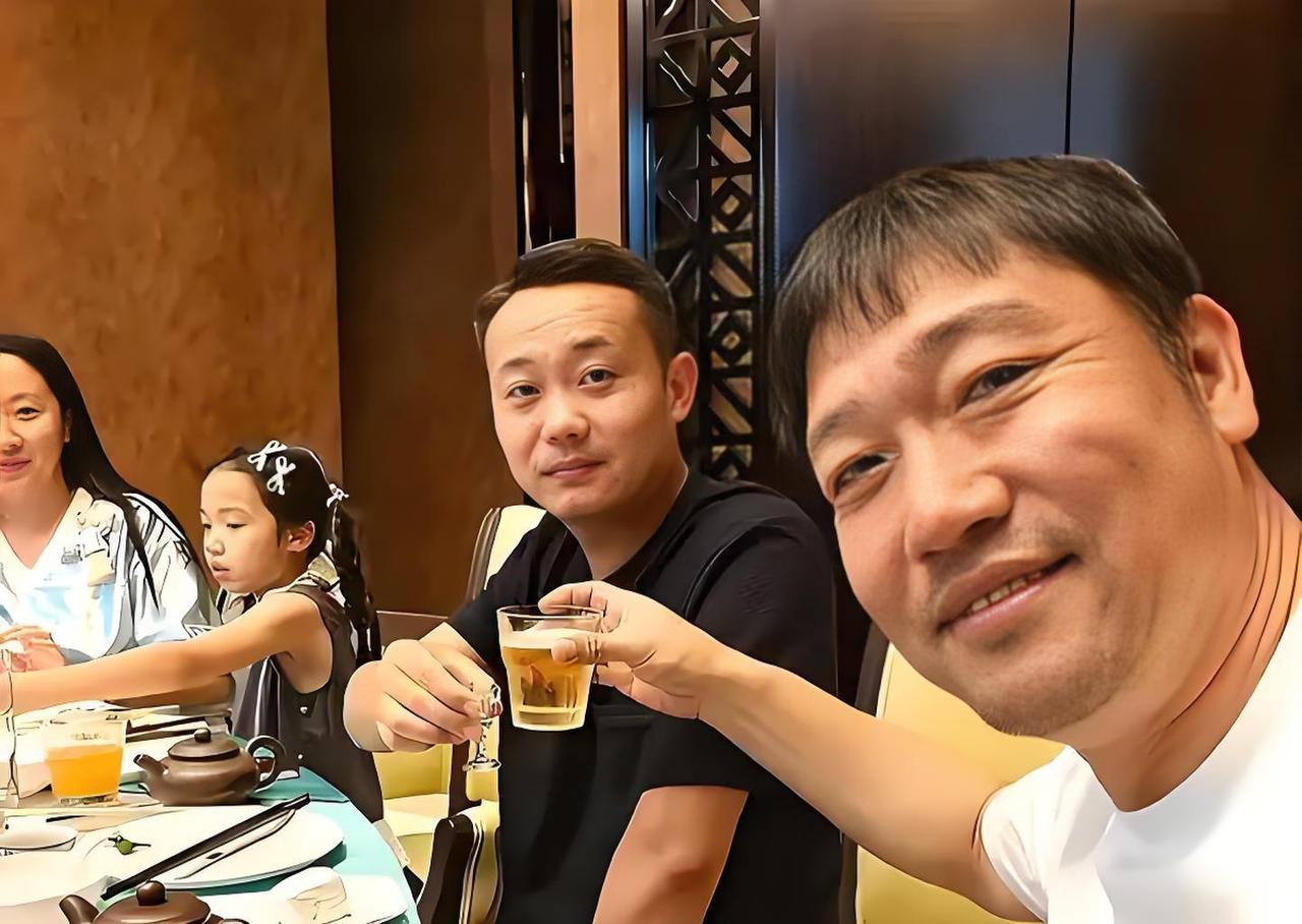 贾冰私人聚会被偷拍事件起因事件发生在8月3日成都，贾冰结束拍戏工作，和一批