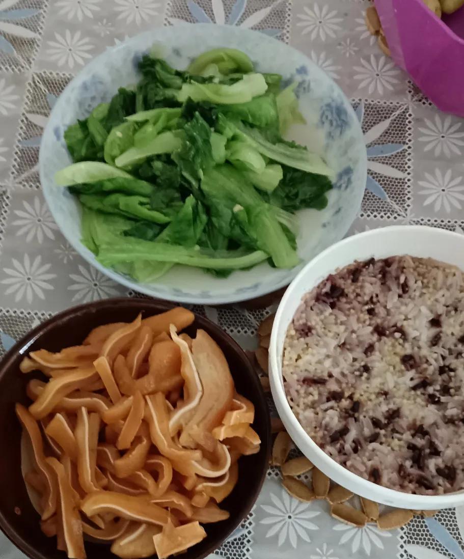 中午小六去做饭，在厨房里喊我，“妈，没有猪油了。”我正躺在瑜伽垫上玩手机，懒得