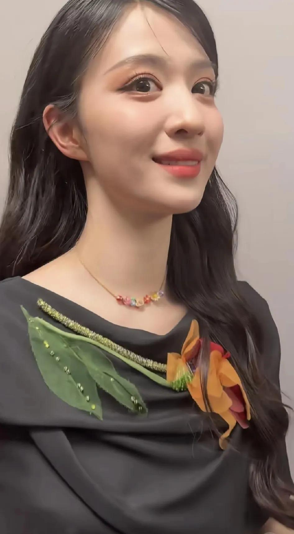 王楚然还是换个造型师吧，这裙子一般人真驾驭不住，全靠颜值。近日，王楚然在巴黎迪