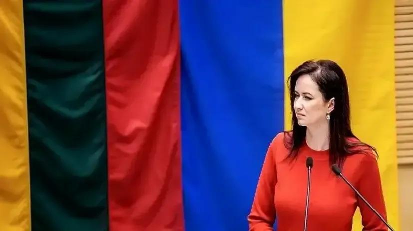 某糊咖把合作搅黄后托人塞纸条道歉，对方连眼皮都没抬。纸条被晾在化妆台三天，最后