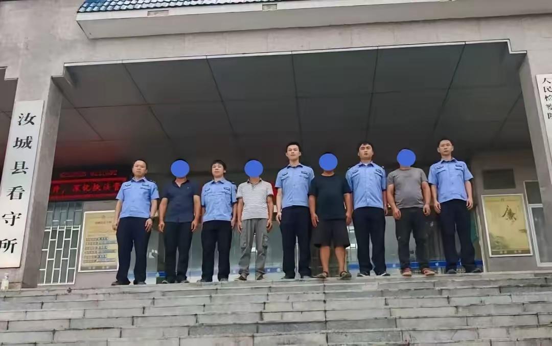 湖南汝城警方最近捅破了一起惊天大案：湘粤交界处的那座山头，被密密麻麻的注液孔扎成
