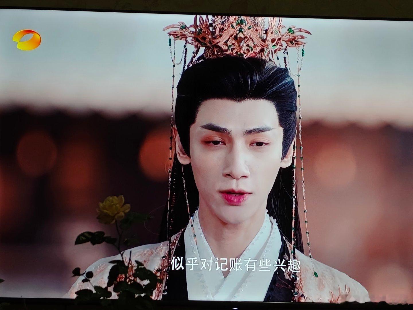 想瘦脸，但罗云熙这脸，女星再厉害都羡慕不来。​或许是喜欢非虚构，写不出天马行空，