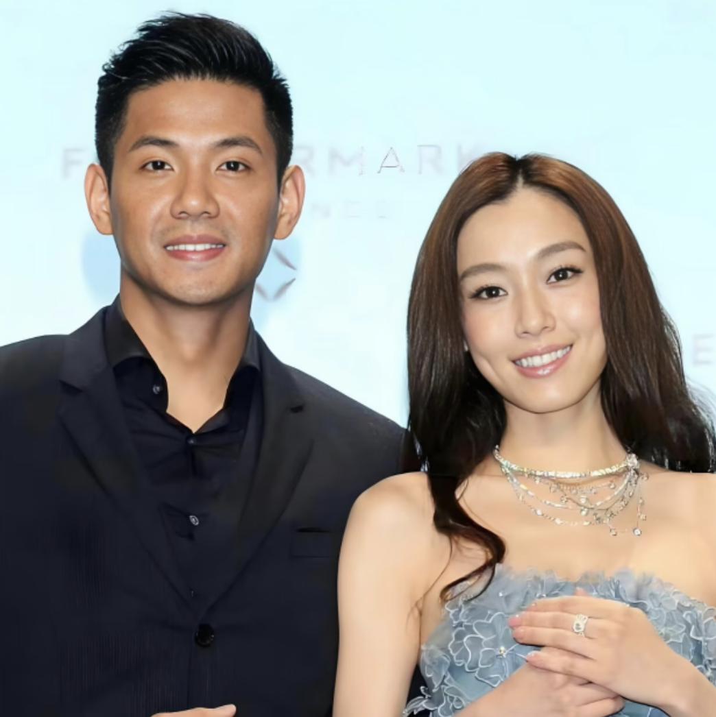 看了陈建州在病房里的照片，他以前也黑，有黑人之称，但这次生病后，感觉他变得更黑了