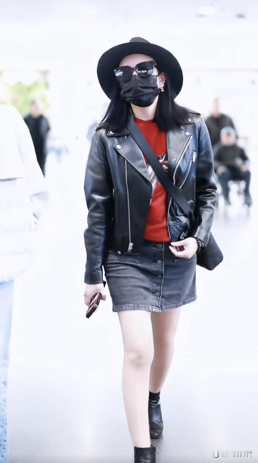 机场偶遇陈妍希，带着儿子一起参加星光大赏，别人都穿羽绒服，她穿短裙露着腿，被网友