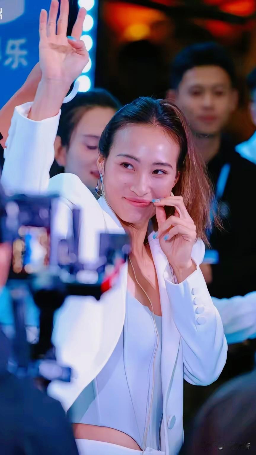 我朋友看完郑钦文这场逆转后，突然冷不丁地说了这么一句，直接把我整个人都整蒙圈了。