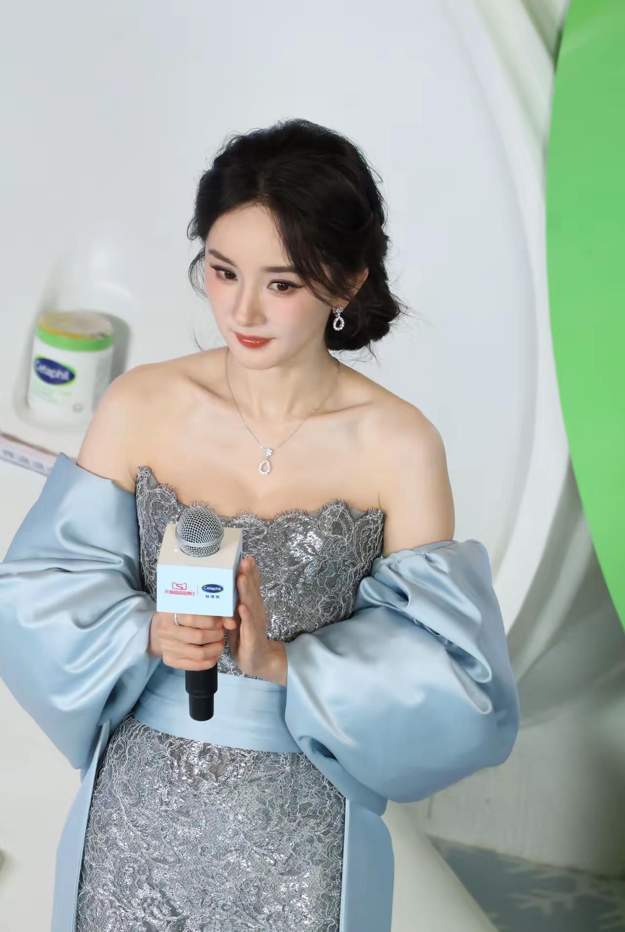 [吃瓜]不得不说，法国化妆品牌“丝塔芙”确实有💰，商务频繁，既请了[玫瑰]