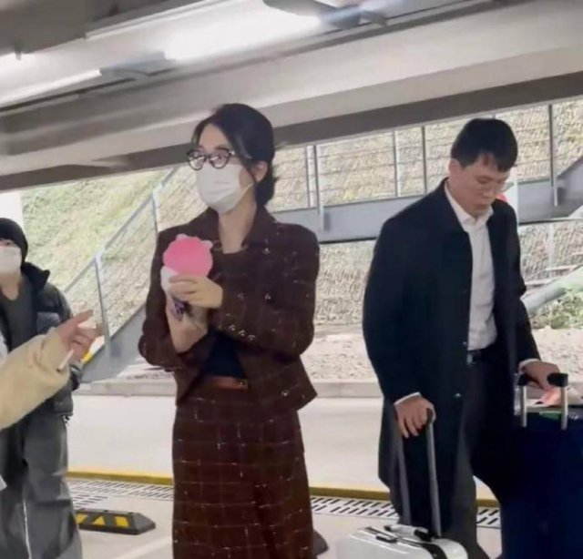 乔欣结婚后头一⁠回公开露脸，﻿光‏腿穿﻿⁠了件香奈⁠﻿儿复古套裙⁠，看着特别贵气