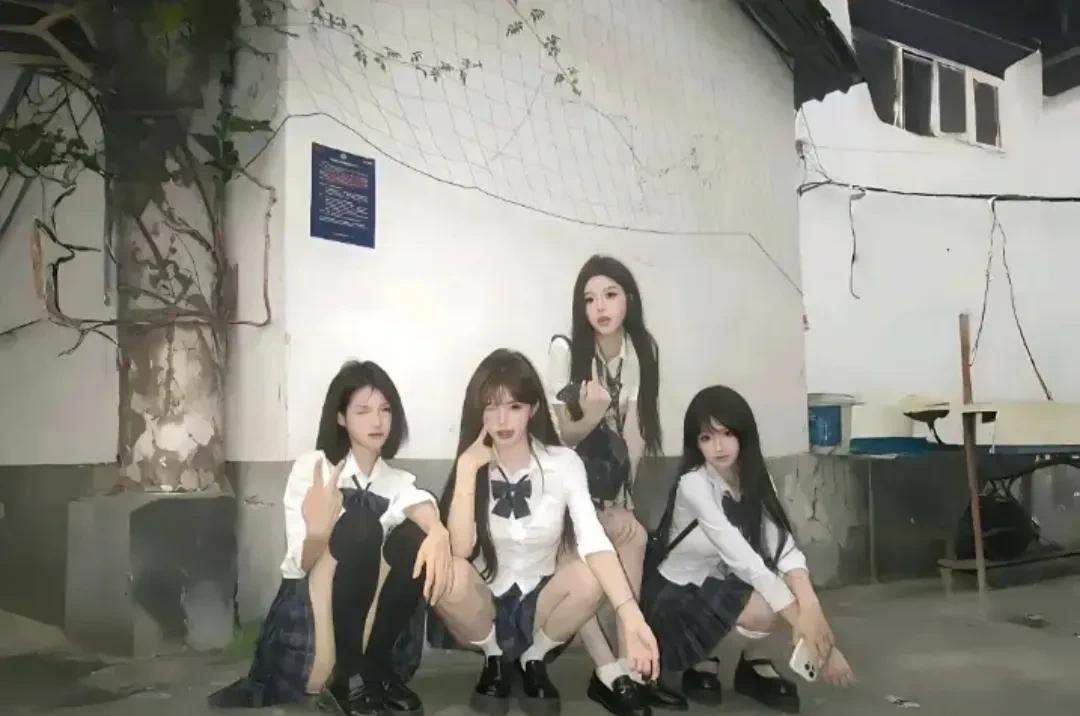 村里的小美女，在村口合照[doge]