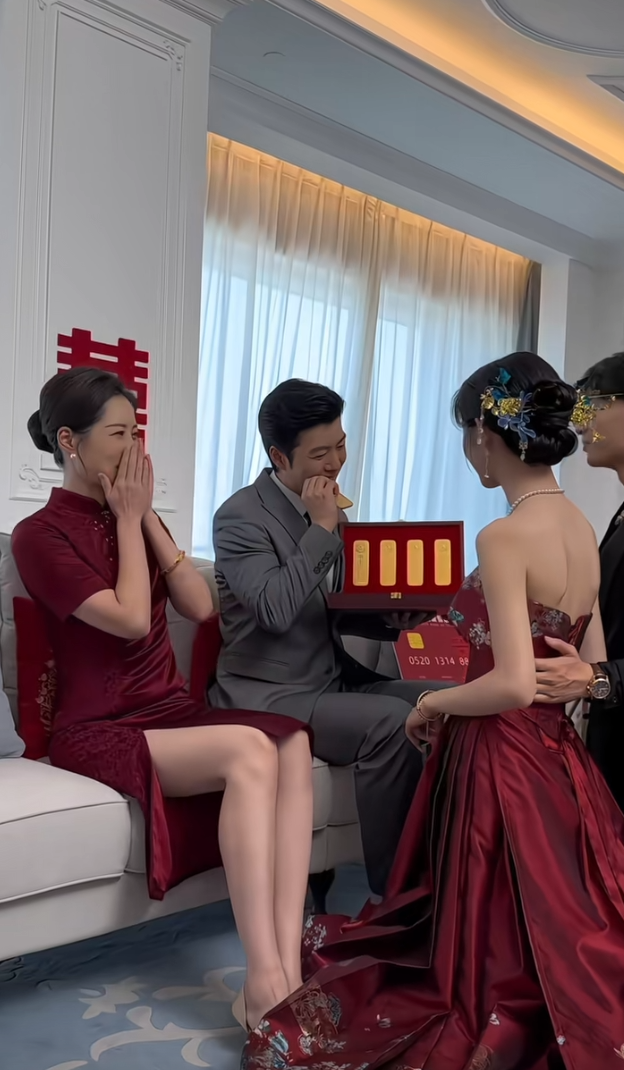 穿西装拿金条这小子妥妥的人生赢家
