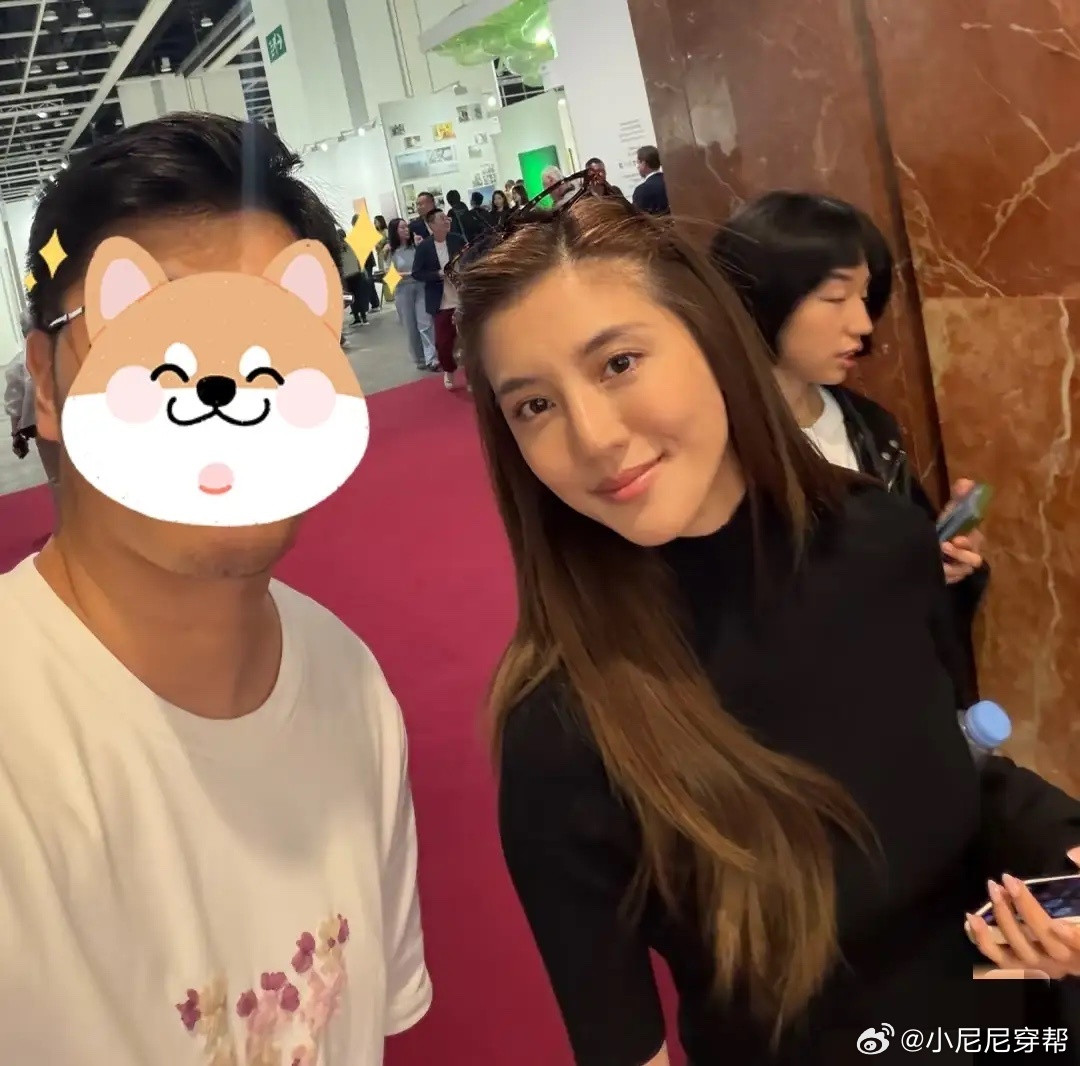 吴千语现身香港巴塞尔艺术展，大方和粉丝合影！有一说一，她真的很高级，很老钱风，每