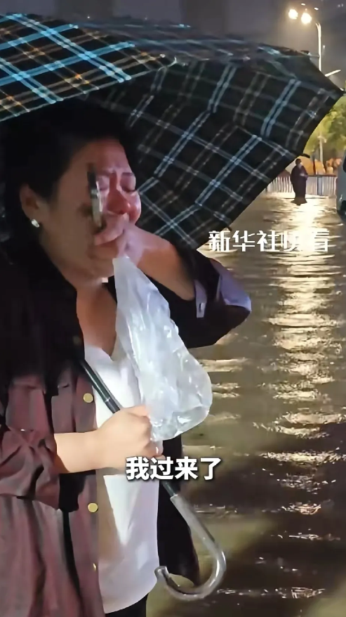 火到新华社了！这才是女性之光啊！最开始，这名女子站在那里说：我不敢走，我以为她