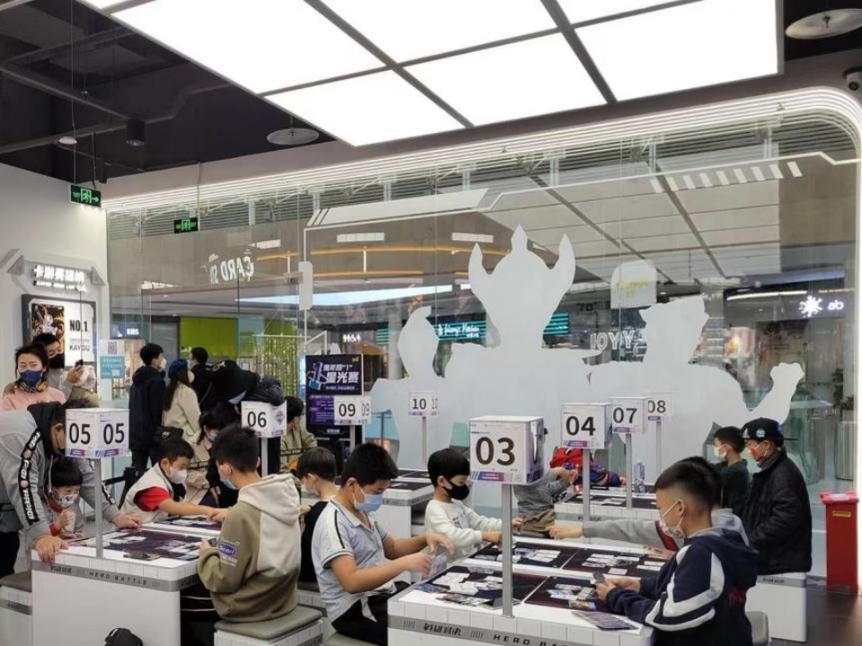数智消费|卡游旗舰店一周年: 已开设超30家店, 以沉浸式体验探索卡牌新业态