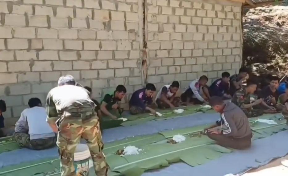 克钦独立军的进餐时刻，全是用手抓！大家也可以看到，克钦族和缅族几乎一样，都是把