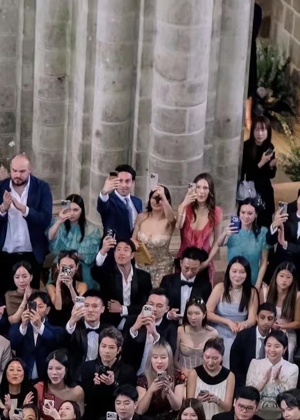林恬儿去参加何猷君奚梦瑶的婚礼，穿的很保守，选的是那种有袖子的绿色裙子，穿了不让