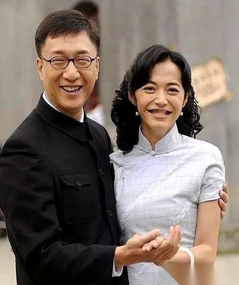 孙红雷指着姚晨鼻子骂：“你榆木脑袋啊！脑袋进水了吗？”姚晨也不是吃素的，当场就