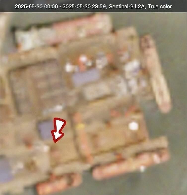 5.30的005，舰艏位置的阴影清晰地表明有加高施工。虽然依旧模糊，但已经比5.