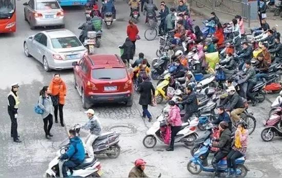 如今，网上对电动车限速25公里的规定意见颇多，大家觉得25公里的时速太慢，跟骑自