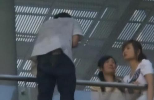 2011年，深圳16岁的男孩准备跳桥自杀，被一名路过的19岁女孩儿看到，她上去亲