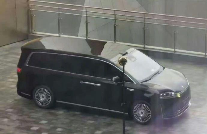 华为系首款MPV智界V9实车曝光前后均是贯穿灯组充满辨识度估计小蓝灯也不