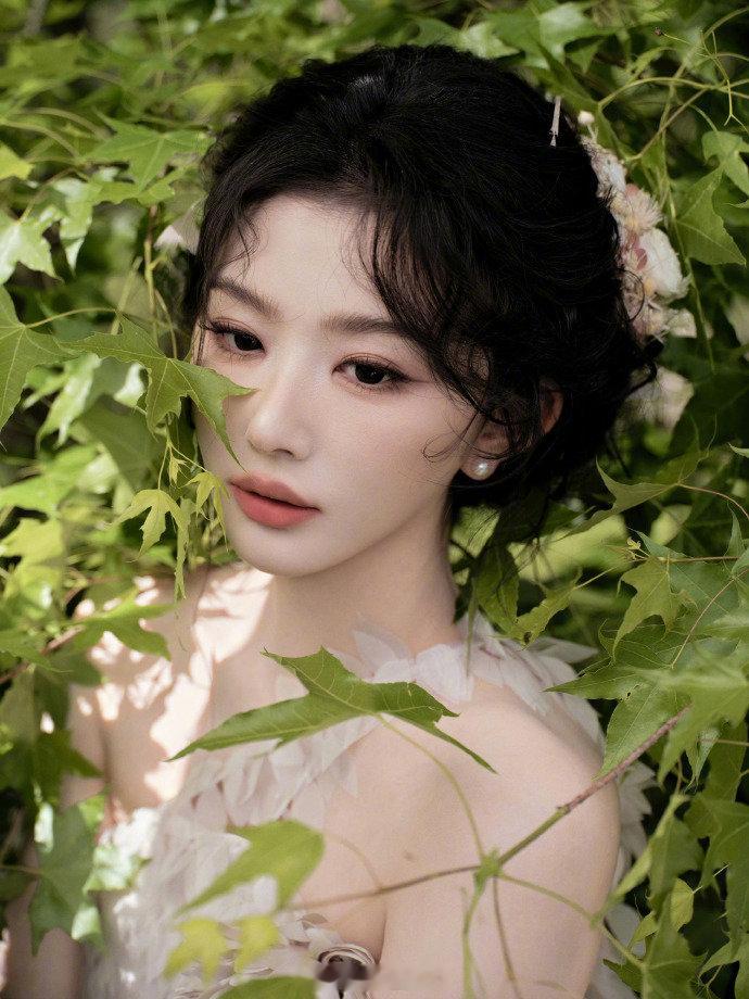孔雪儿花仙子Vogue新图美出新高度！再度化身灵动花仙子💐延续经典花系