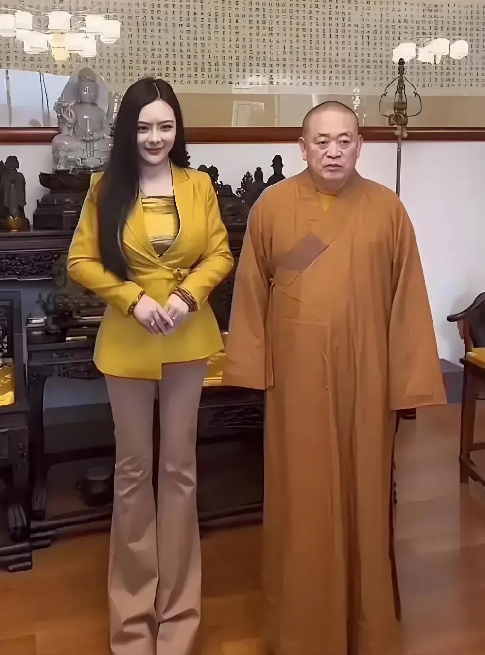 搂着姑娘念着经，不负如来不负卿。别人笑我太疯癫，我笑他人看不穿。身穿袈裟驾巴
