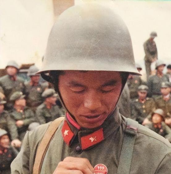 1986年，中越边境老山，一位战士要上211高地。临行前军长敬他茅台酒，师长把自