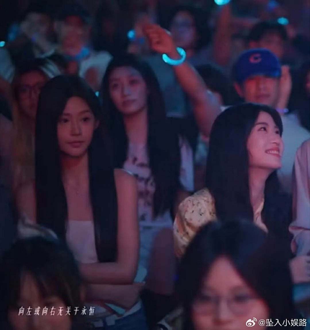 卢昱晓旁边的美女更突出吧？