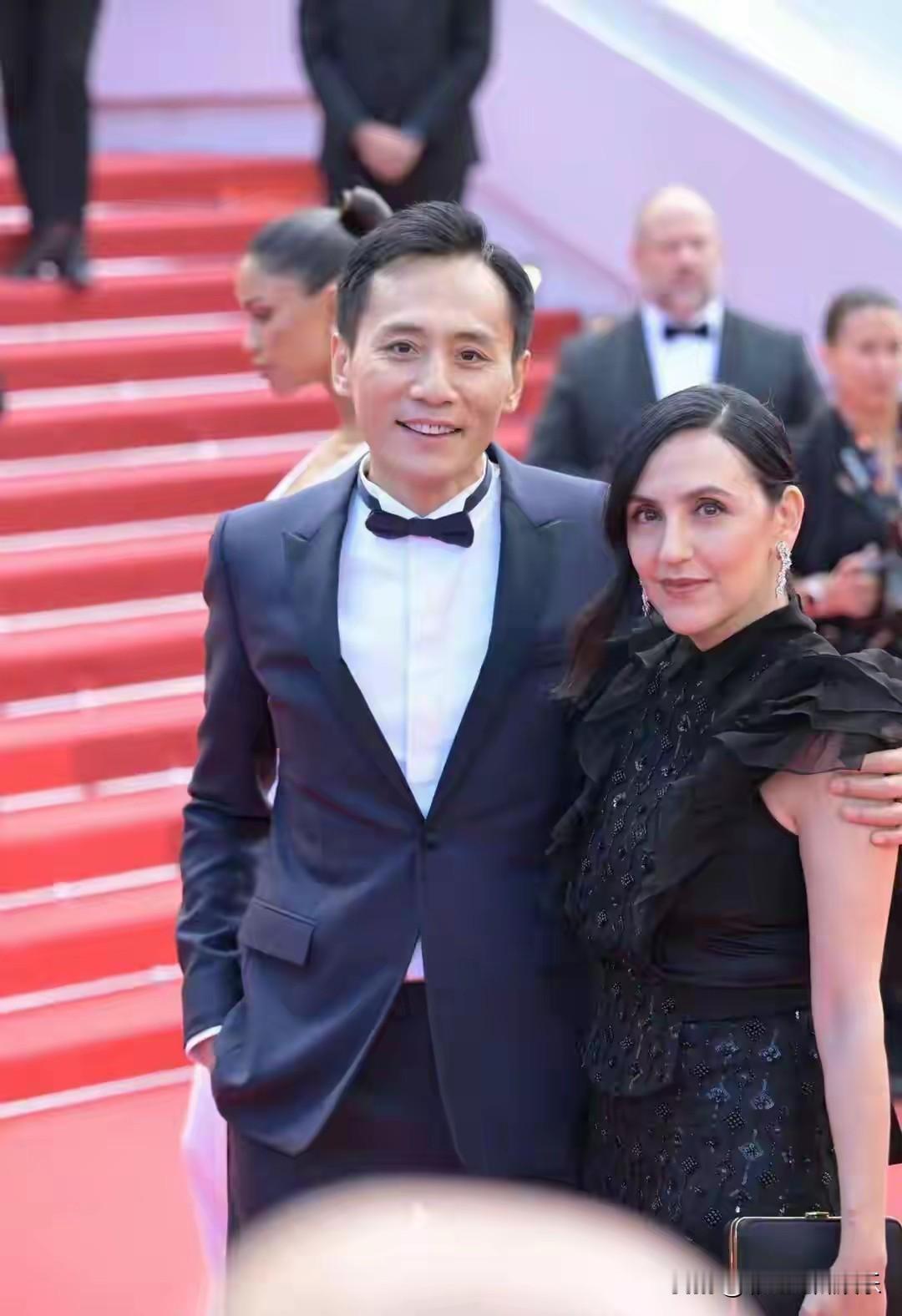 刘烨为角色暴瘦17斤，和妻子安娜现身戛纳红毯秀恩爱，妻子安娜当他的翻译，法国妻子