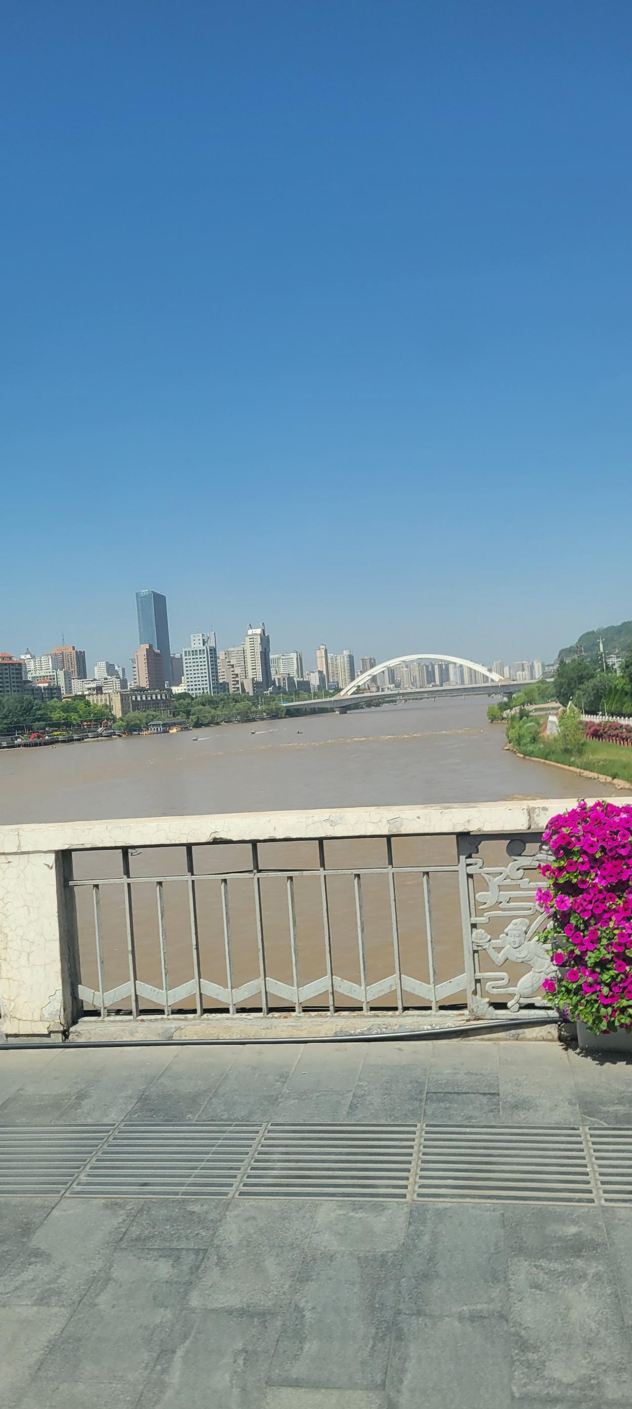 今天上午10:38分，乘坐兰州市149路公交车，从城关黄河大桥经过，透过车窗向白