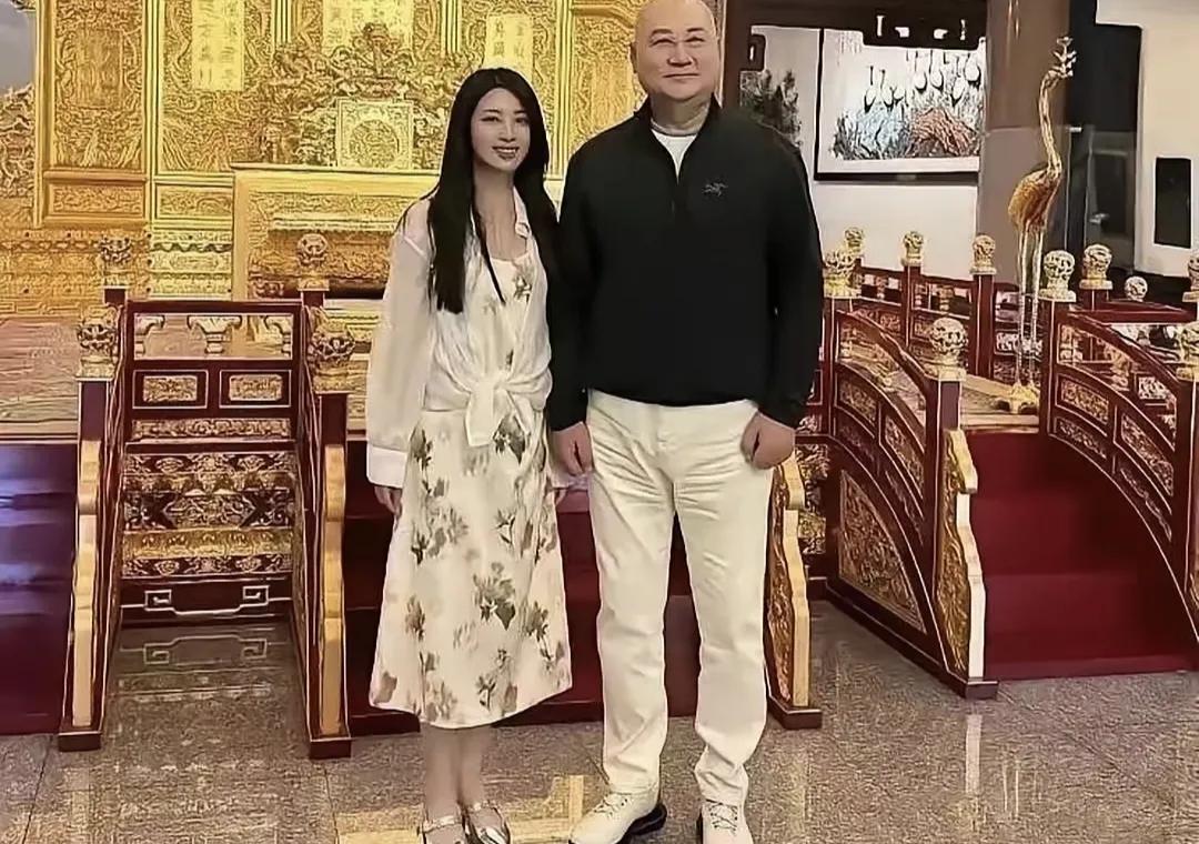 迟重瑞和紫檀博物馆助理合影，相处八年关系和谐，早就处成了父女最近刷到一张挺有温