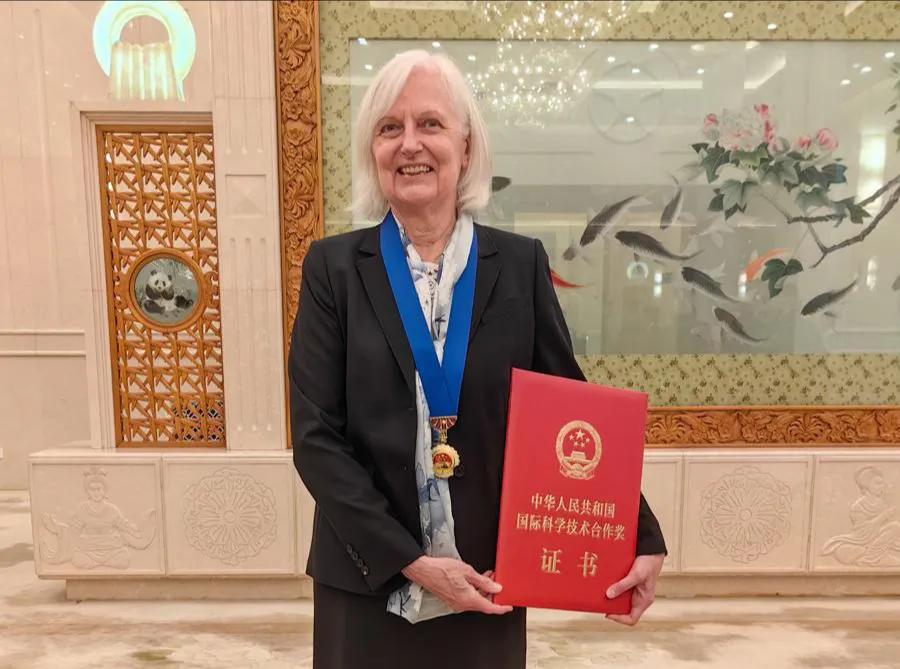 没想到中国光刻胶研发的“大佬”级别的人物竟然是她。7月8日，2025年度国家