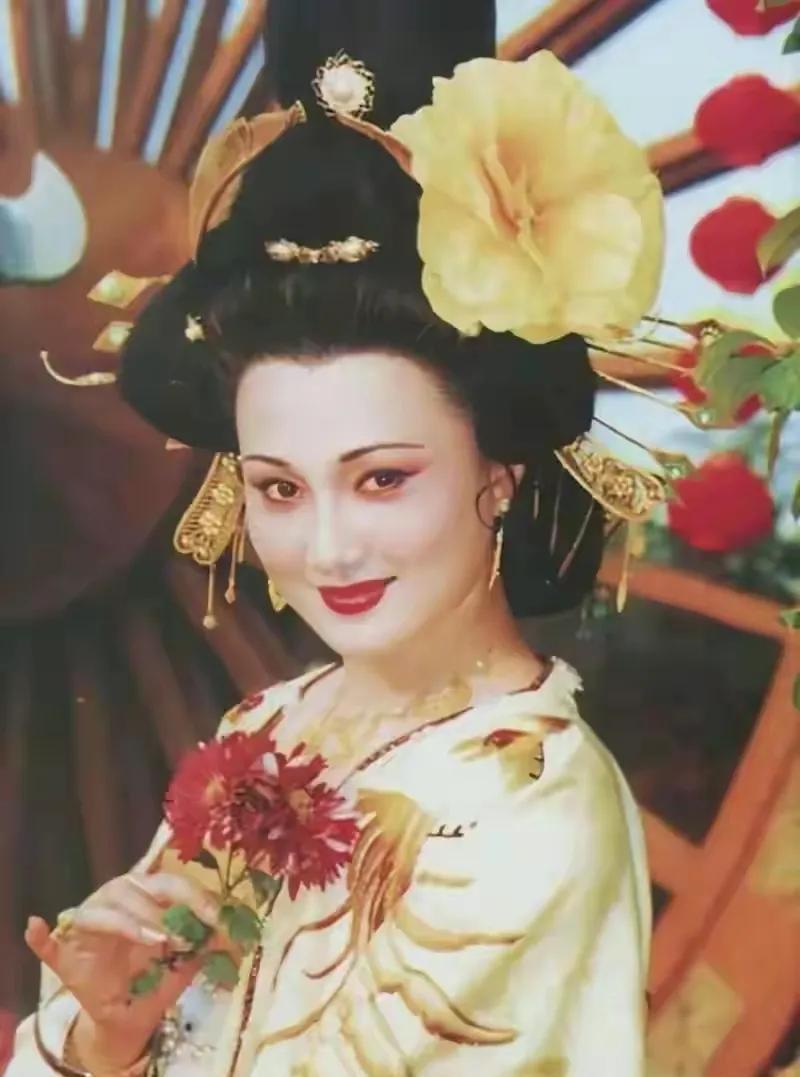 林芳兵太美啦！浑身散发着迷人的气质，一双迷人的眼睛，真的很漂亮！浑身充满着迷人