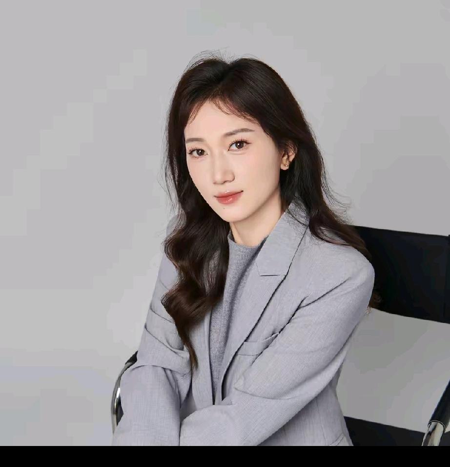 厉怀远的头像换了，不再是用他结婚照中个人单照了，厉怀远也换了自己的头像，不再
