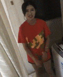 还知道躲后边害羞呢