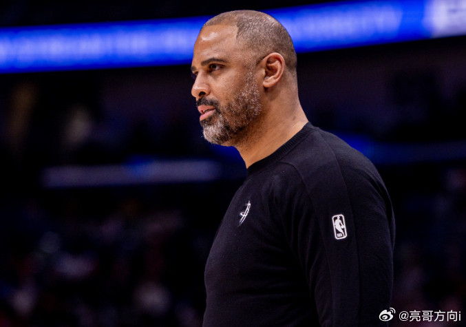 近日美记比尔·西蒙斯在自己的播客节目中谈到了火箭和乌度卡。他说：“随着亚当斯的伤