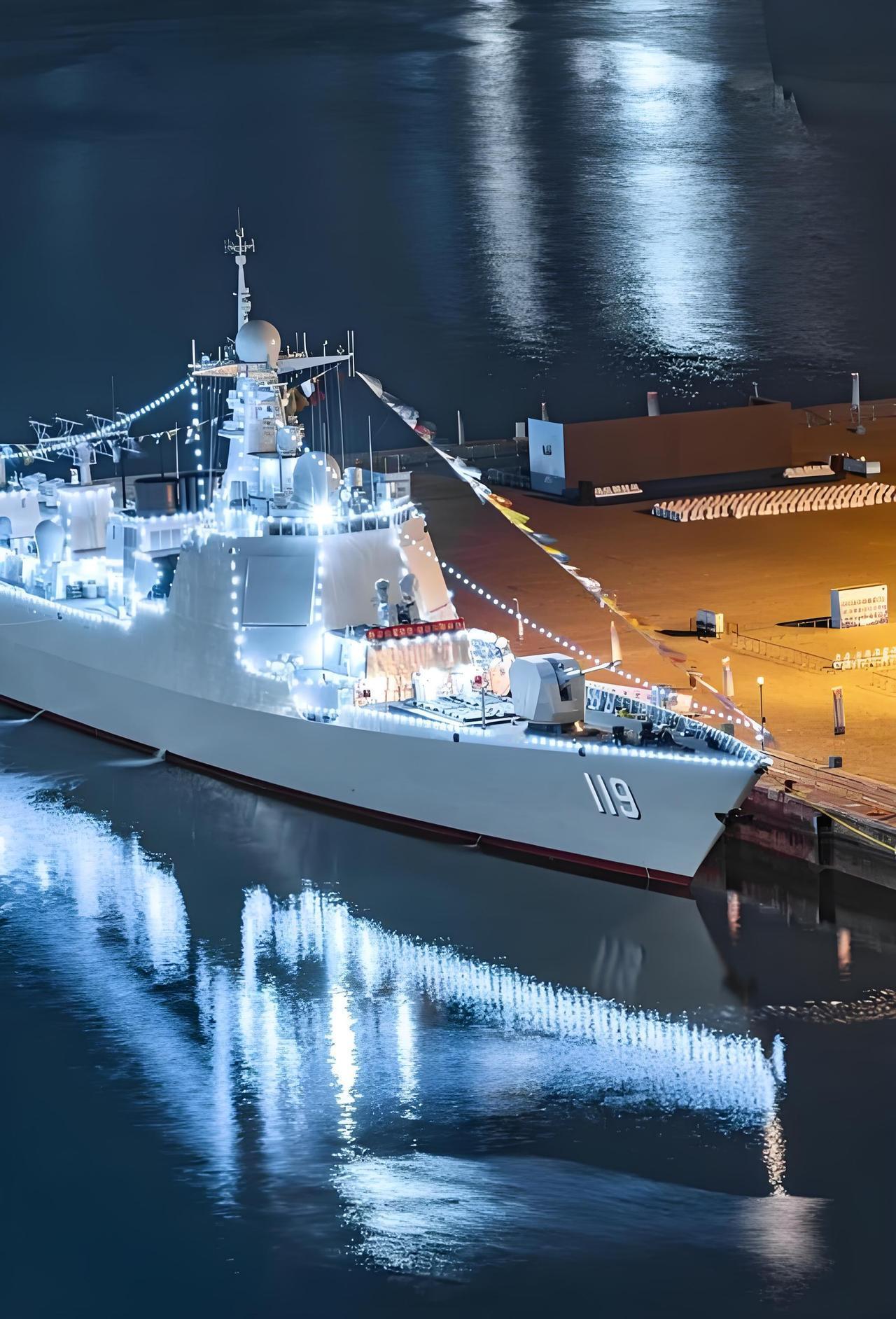 今年海军入列航母一艘，八万余吨！入列两攻一艘，四万余吨。外加还有几艘055万吨大