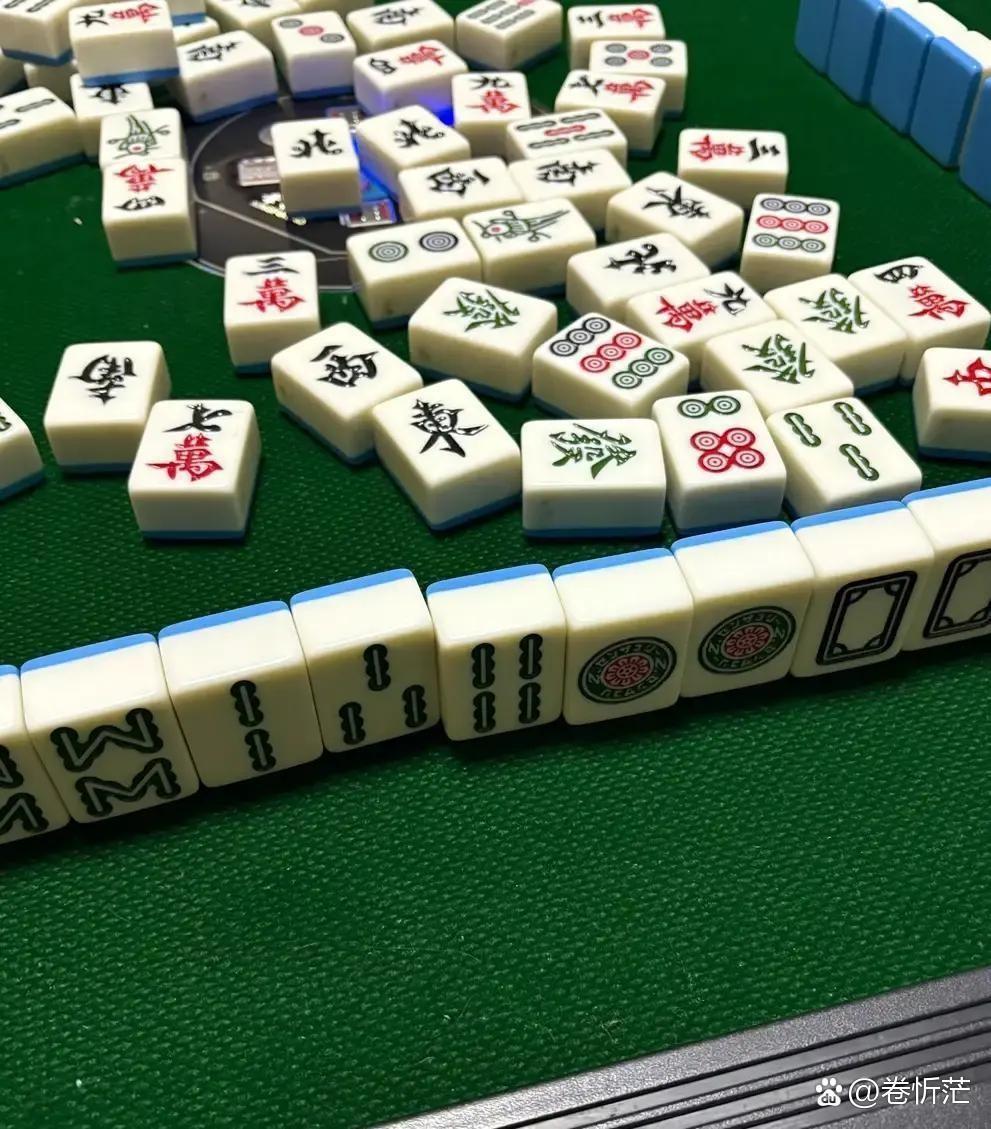 他在工作日请假，只为去打一场同样输钱的麻将。除夕夜那几百块的甜头，像第一口免费