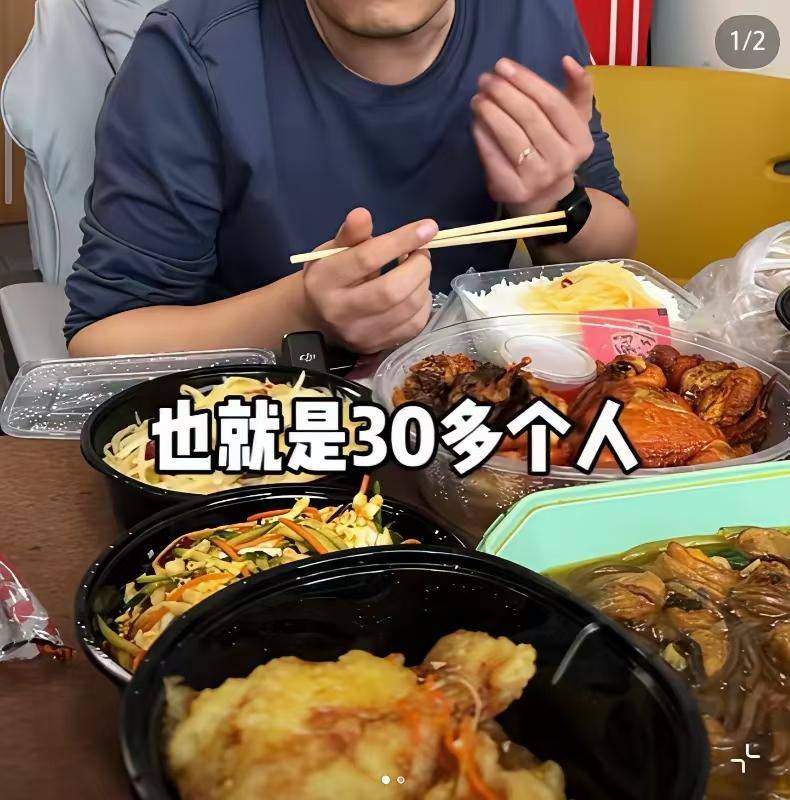 张雪峰吃的VS向华强吃的。我也纳闷，他明明是脑力劳动为主，吃的却和重体力劳动