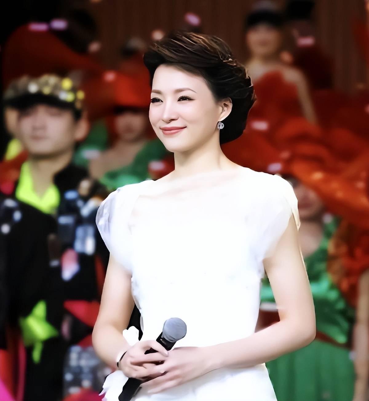 曝董卿母亲去世，看了其父亲写给母亲的悼文，真的让人泪目怪不得董卿那么优秀，原来