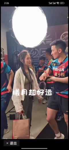 笑死我了！此刻王楚钦看了看副驾上的卷毛，只觉得自己的大G都不香了！大头的陪练