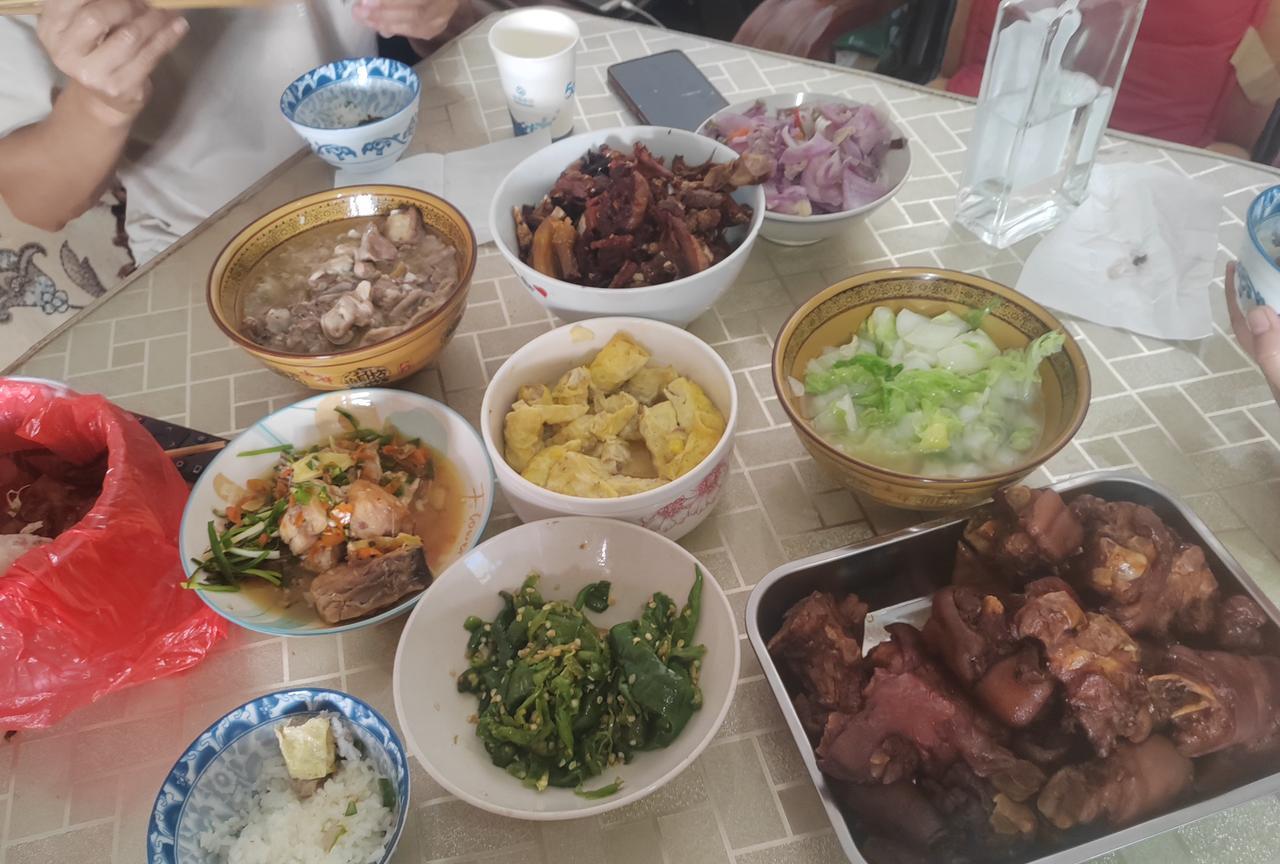今天总算清闲了。今年的中秋节和小叔子六十岁生日凑在一块。单身的小叔子和他儿