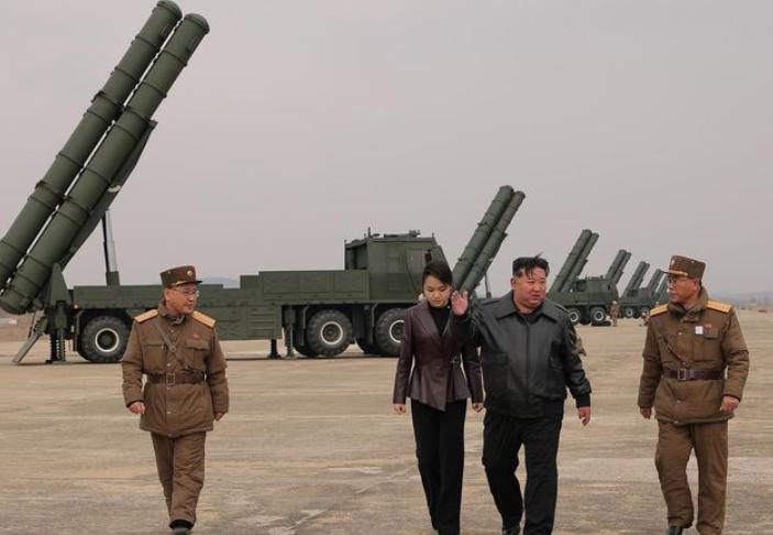 美国深陷中东之际，金正恩作出两个重大决定，公开发出一个警告。据朝鲜官方媒体