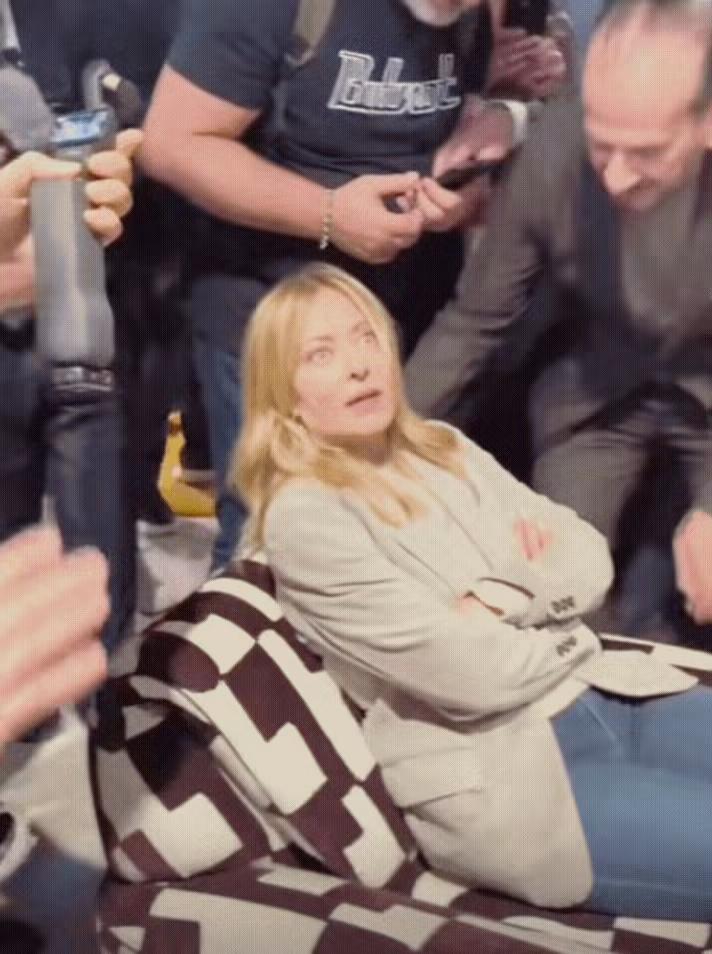 直觉有时候真不一定对[捂脸哭]。意大利总理梅洛尼，在参观家具展时，试坐一个新沙发