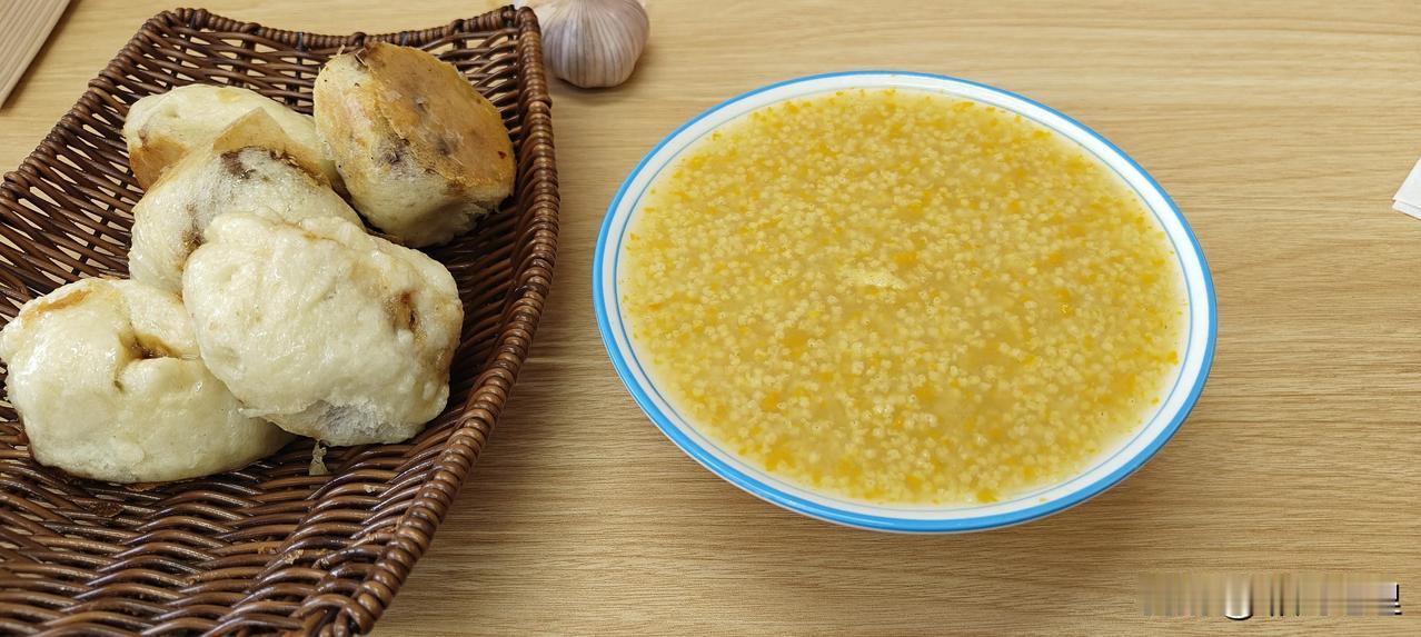 中午本打算吃面的，结果爬大墩岭爬累了，下山以后在北山市场看到很多山东水煎包，作为
