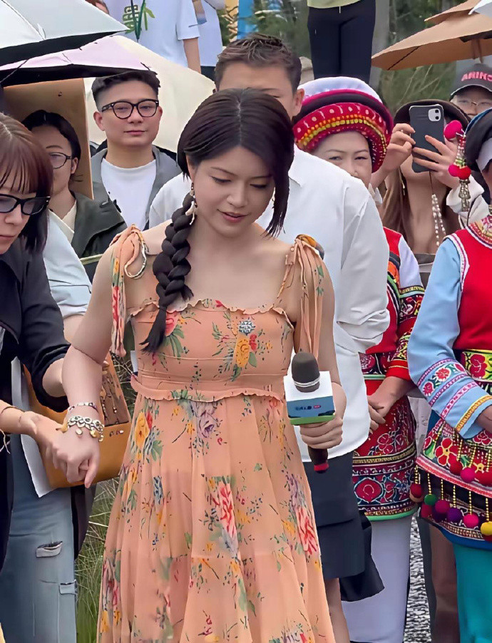 这假发也太不自然了吧，一看就知道是假的。