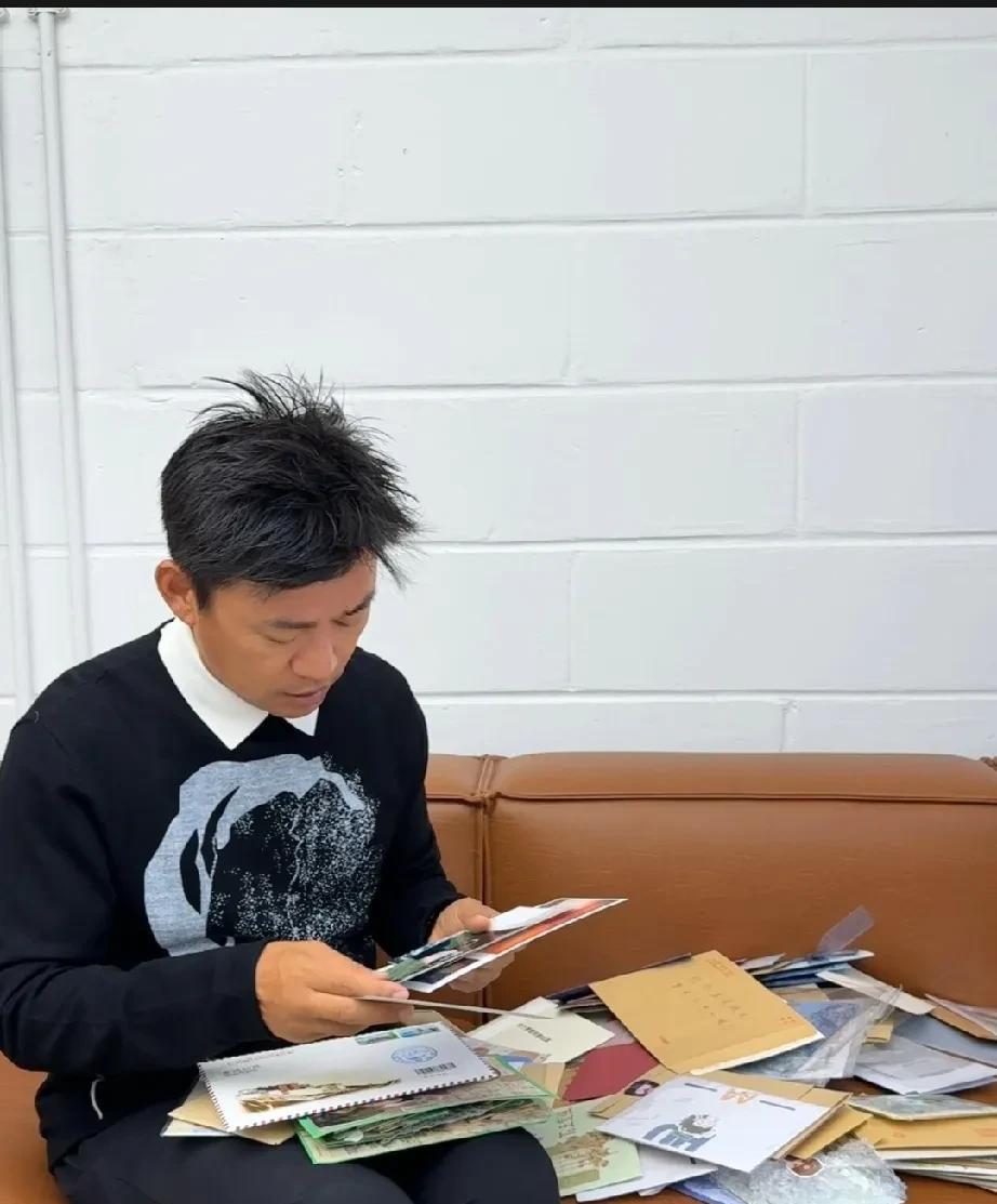 王宝强生日拆看大量粉丝手写信5月26日晚，王宝强在社交媒体发文，回应了说看了粉