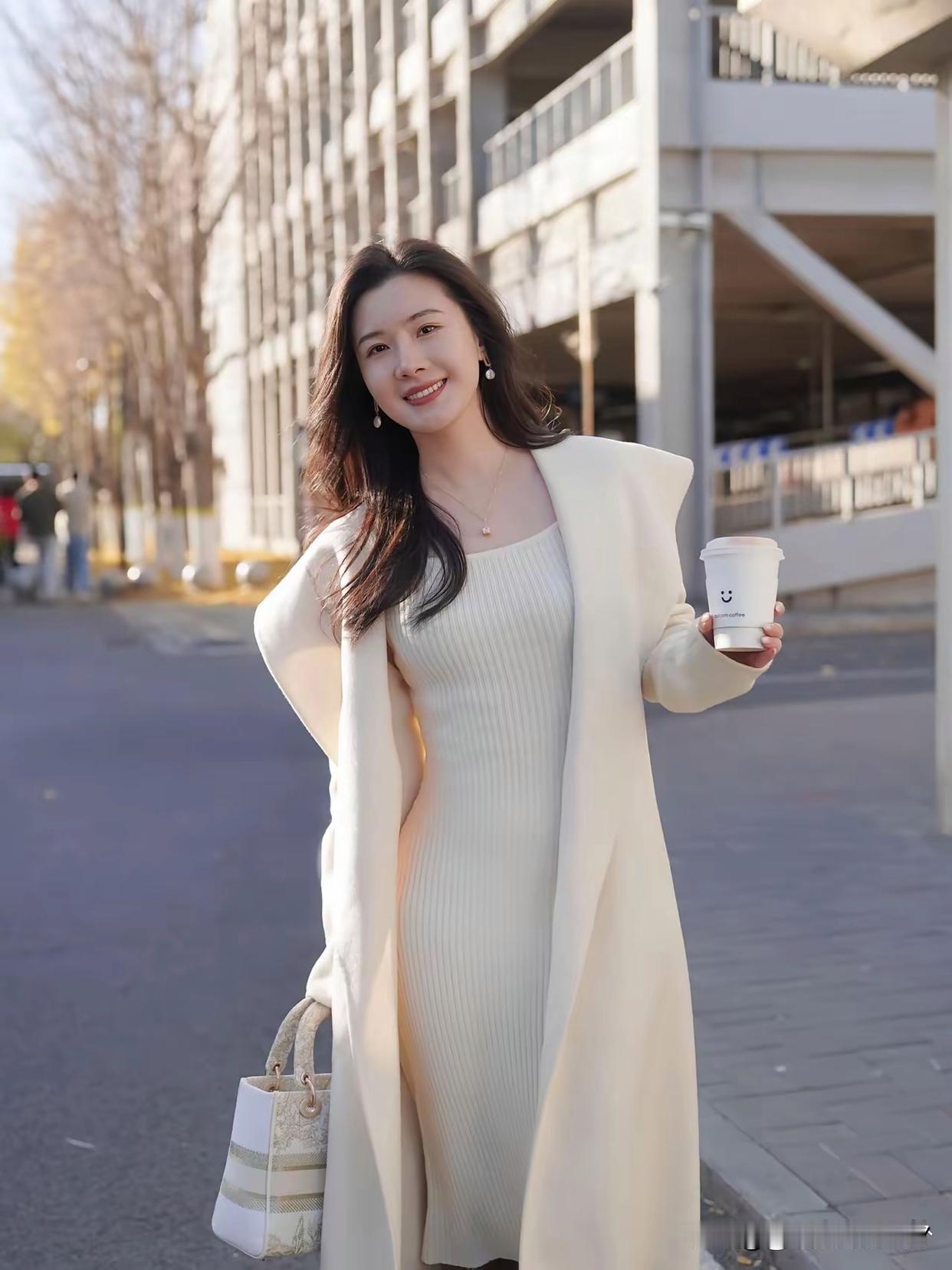 冬日暖阳下，咖啡相伴漫步，简直是神仙般的享受。咖啡如今成了都市人生活的标配，闹市